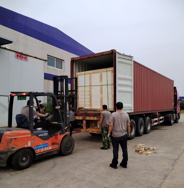 20 CNC turning and milling compound machine tools are loaded and shipped